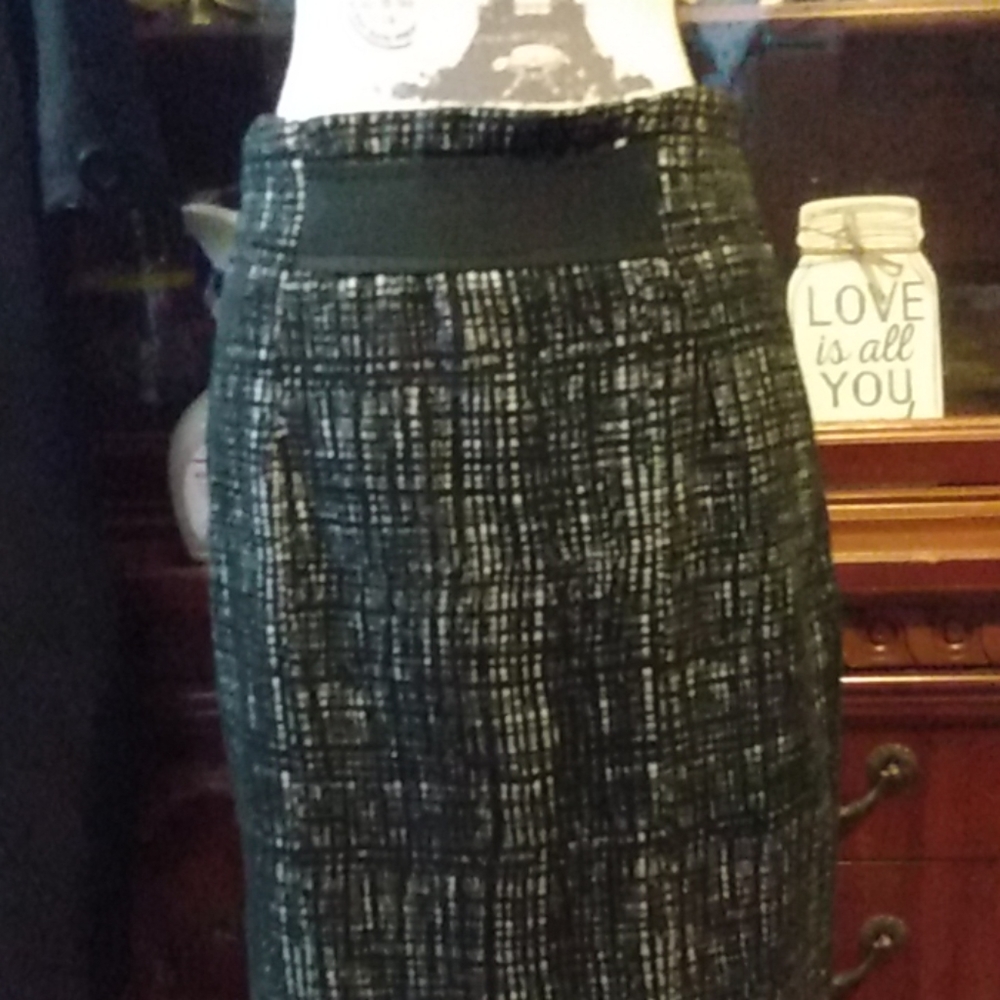 Willi Smith black and white skirt. Size 4.